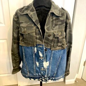 Size S - 1/2 army print and 1/2 denim shirt/ jacket. Two pockets on the front.!